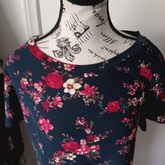 Sweet Rain's Side Split Long Flowy Hem Top - Picture 4 of 6